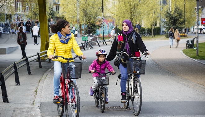 Kvinder og barn cykler