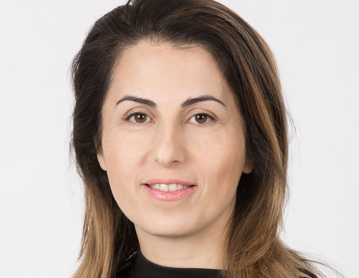 Foto av Mariet Ghadimi. Hon har brunt lång hår och svart tröja