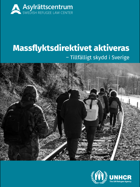 Rapportens framsida med svartvit foto av flyktingar som går på ett tågspår
