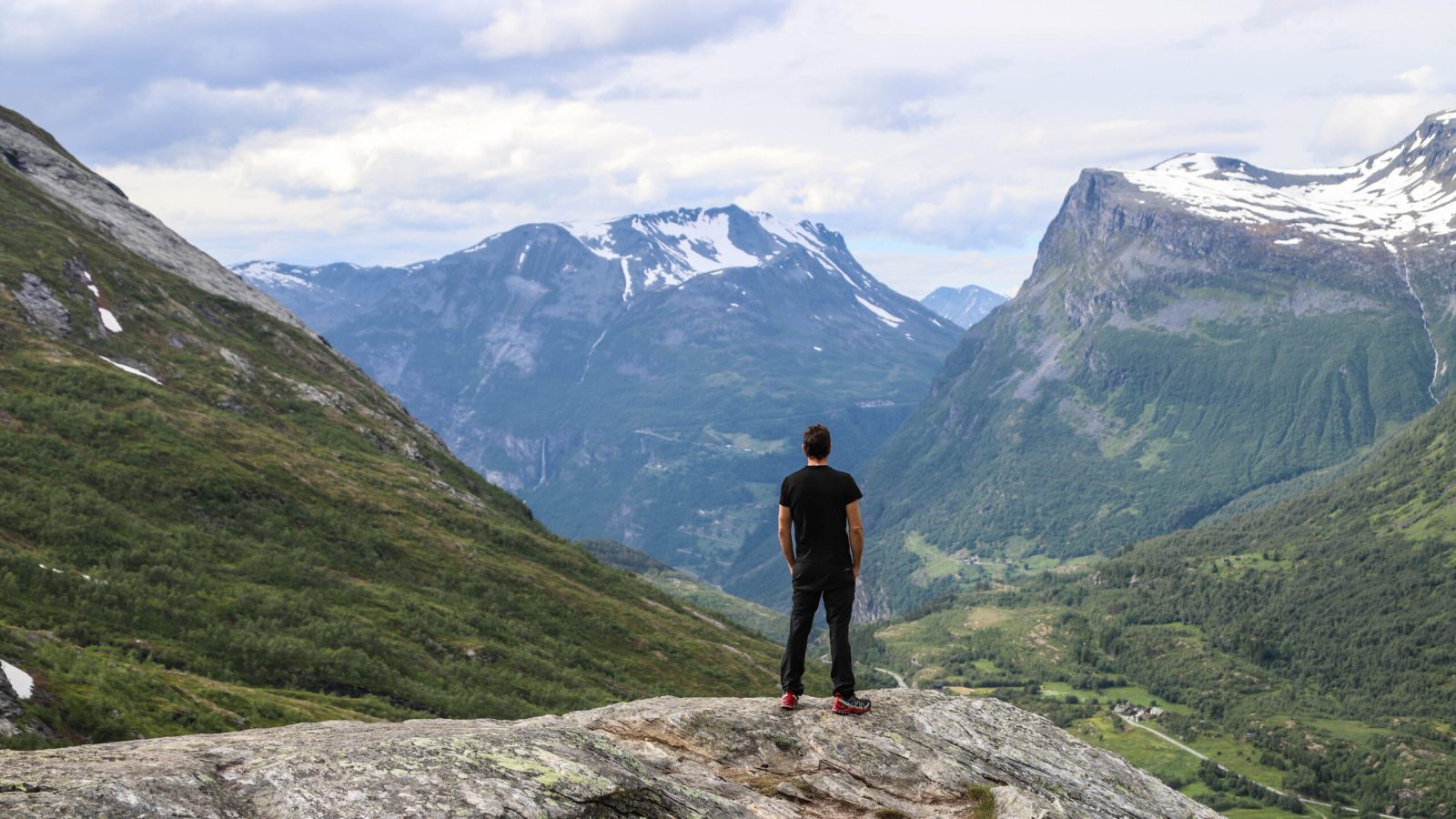 En man som tittar ut över landskap i Norge.
