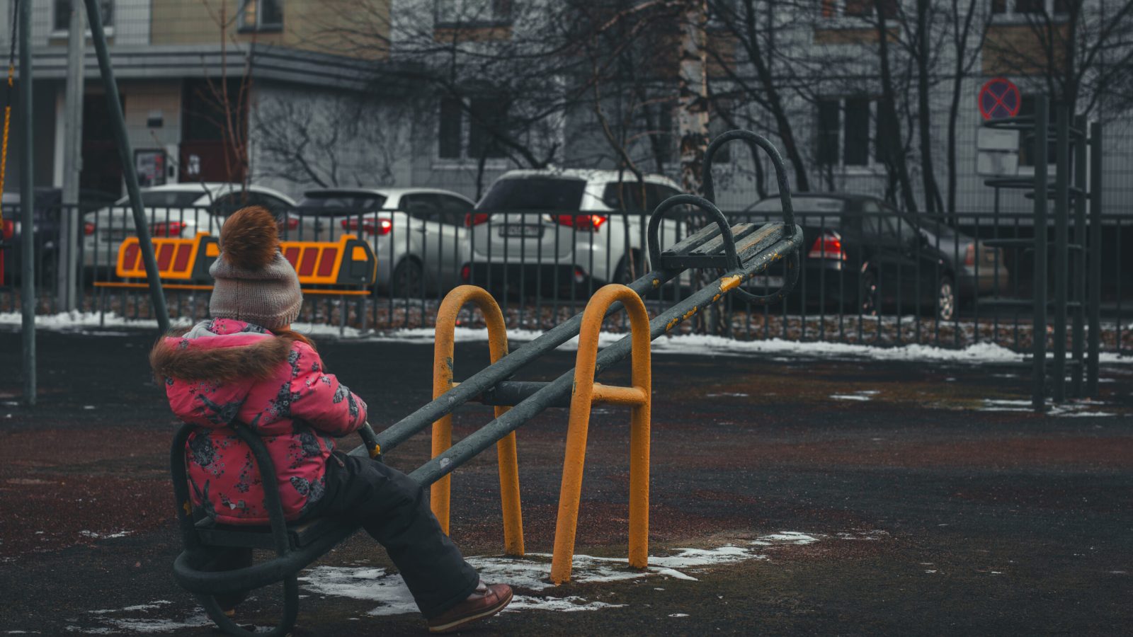 barn sitter ensam i en park