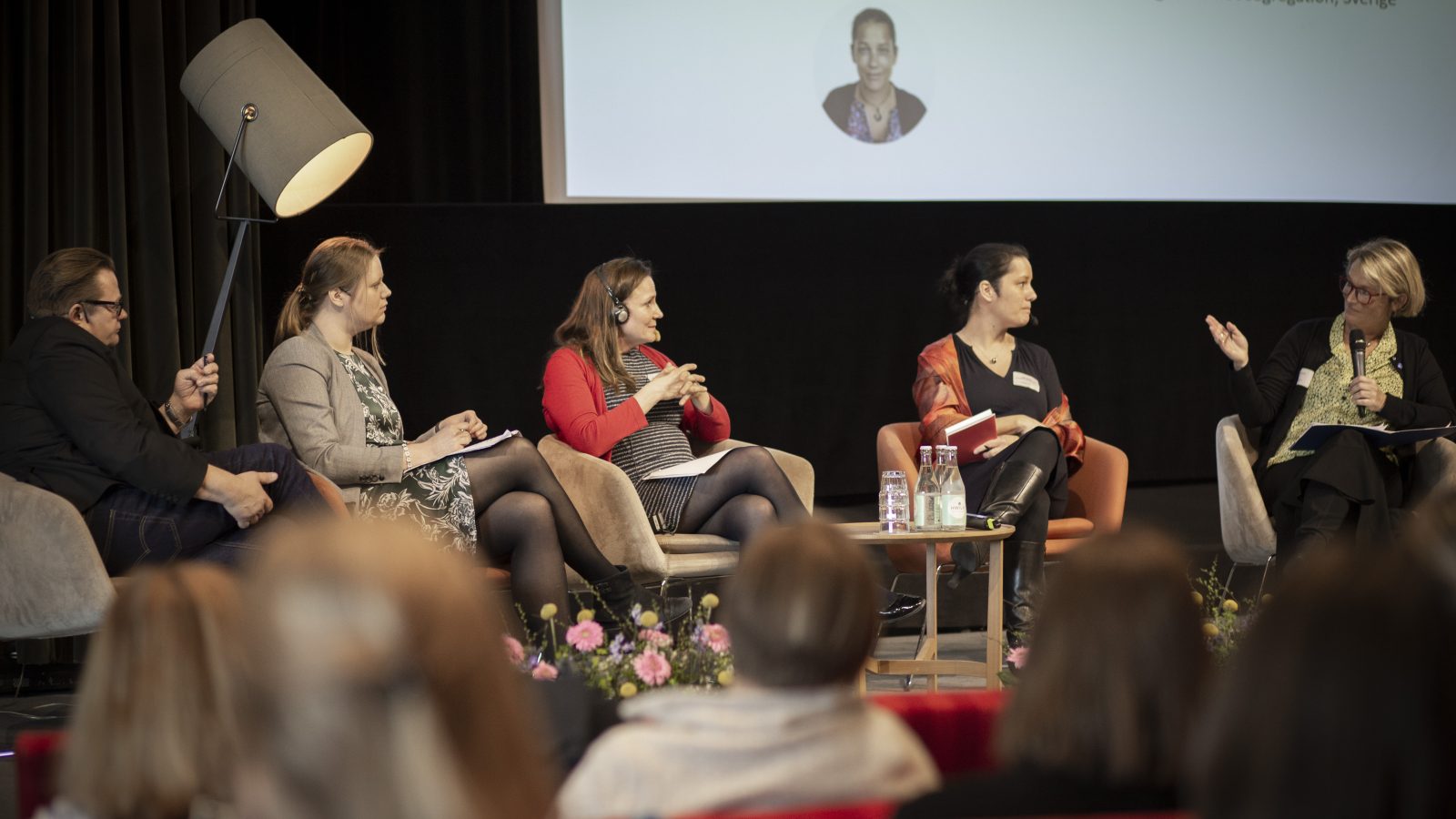 fem personer i panelsamtal