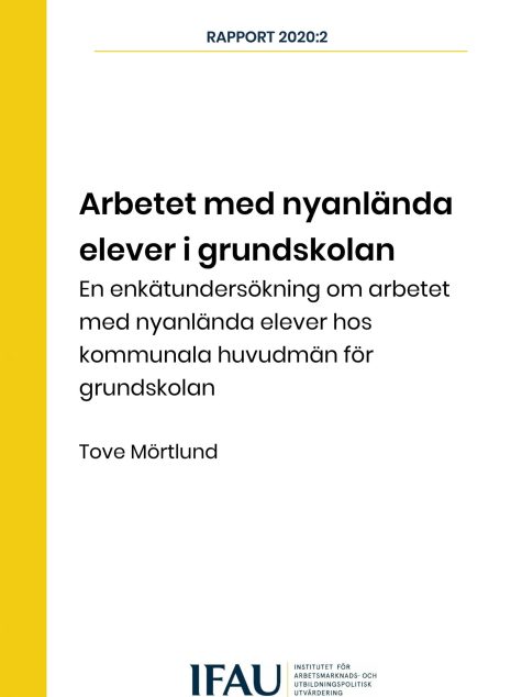 Rapportomslag med vit bakgrund och texten Arbetet med nyanlända elever i grundskolan