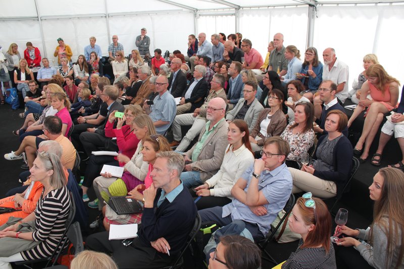 publik i ett tält under en debatt i Almedalen