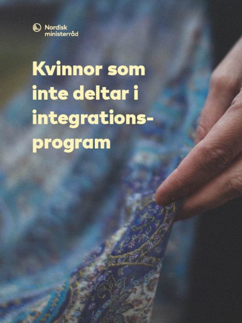 Rapportens omslag med en hand som håller i ett mönstrat tyg