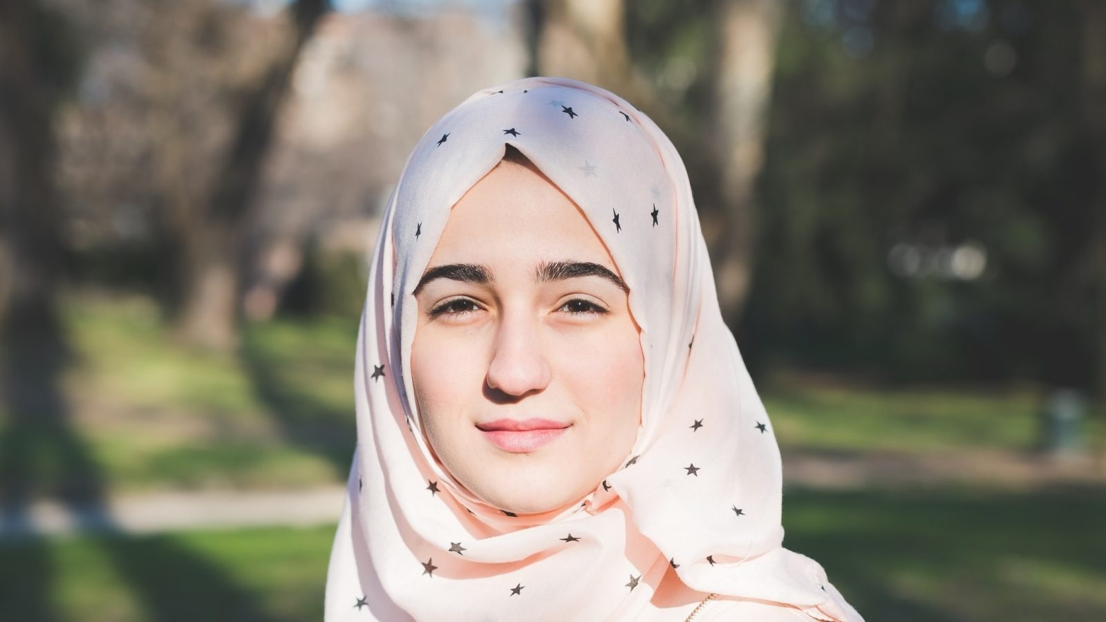 ung kvinna med hijab