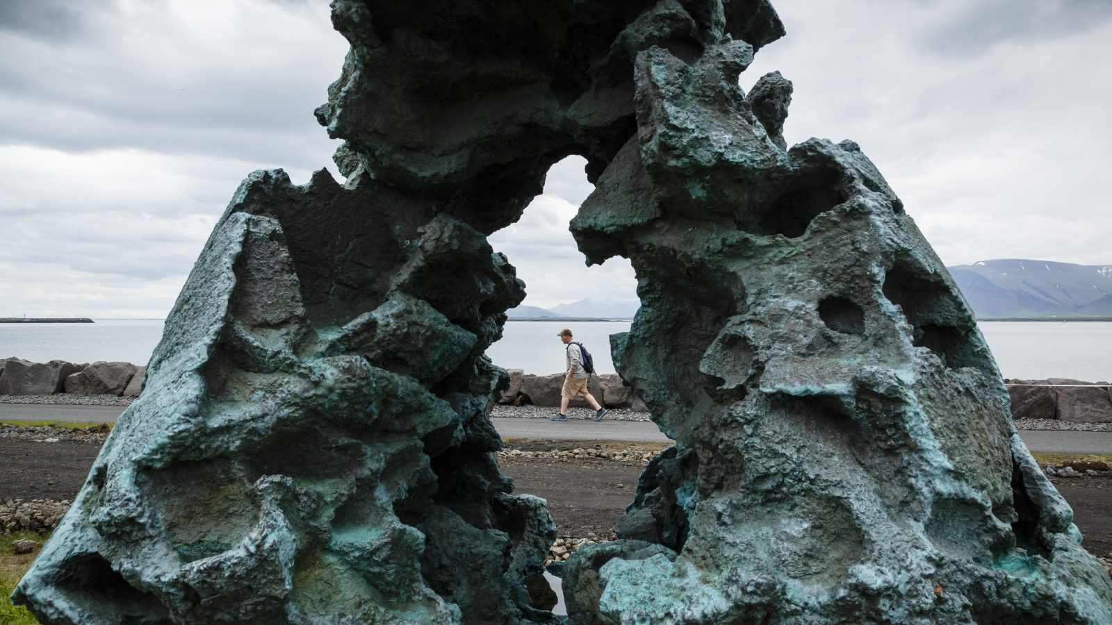 Mand ved vandkanten i Reykjavik, Island. Foto: Yadid Levy / Norden.org