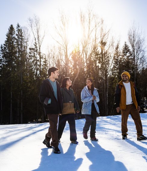 Fyra personer i naturen, vinter