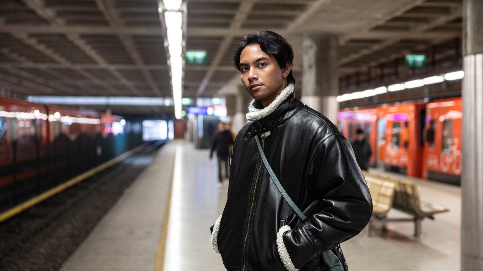 man på metrohållplatsen