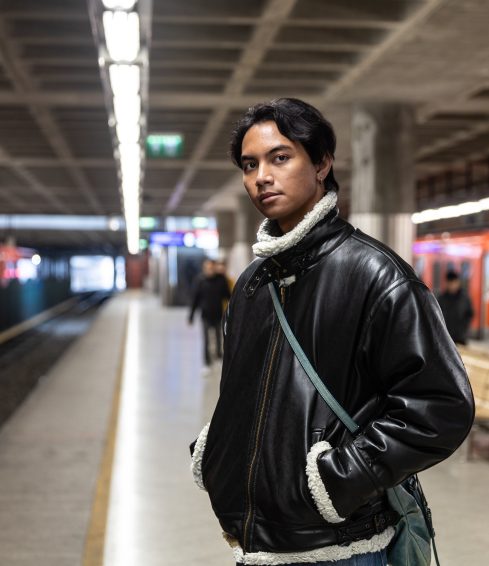 man på metrohållplatsen