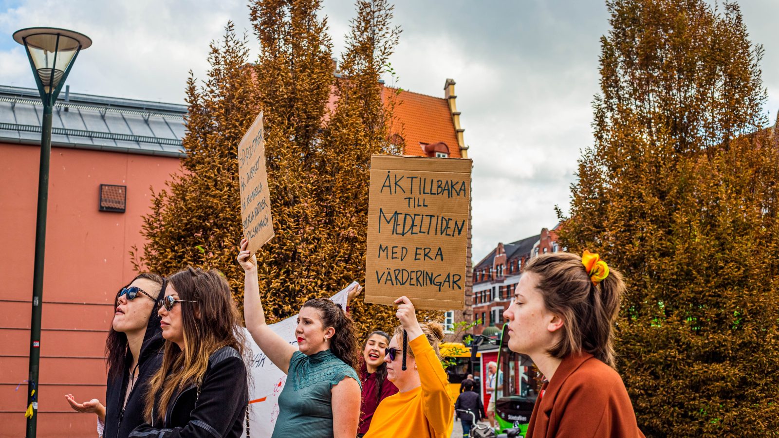 En grupp tjejer protesterar med plakat mot Sverigedemokraterna när Jimmi Åkesson talar i Malmö inför valet 2018
