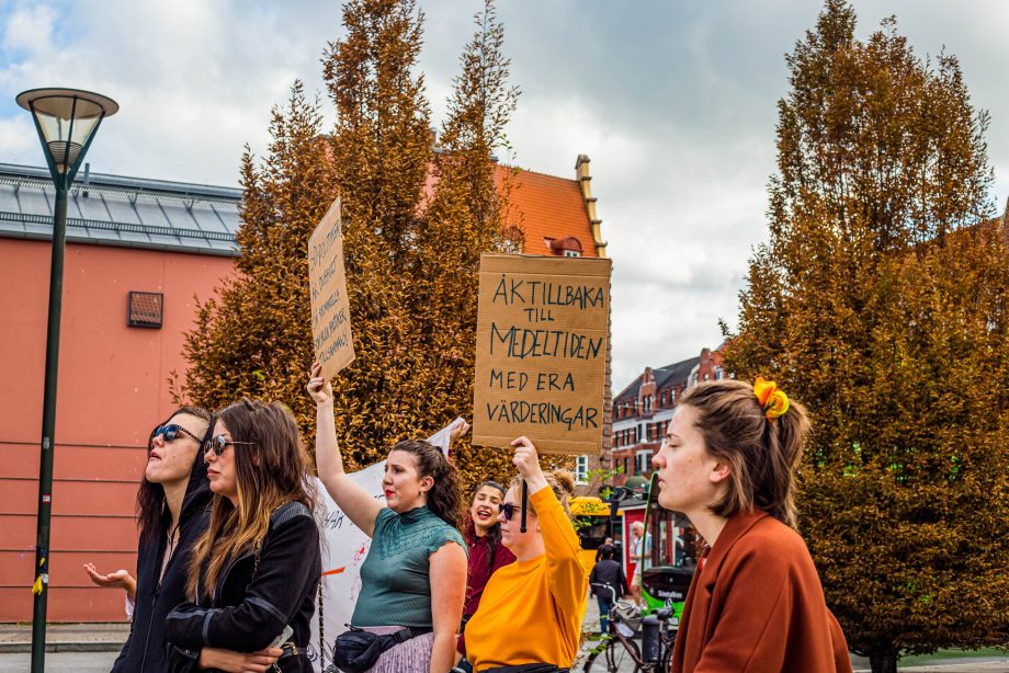 En grupp tjejer protesterar med plakat mot Sverigedemokraterna när Jimmi Åkesson talar i Malmö inför valet 2018